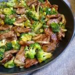 Asiatische-Rindfleisch-Brokkoli-Pfanne-1-scaled-500x500.webp