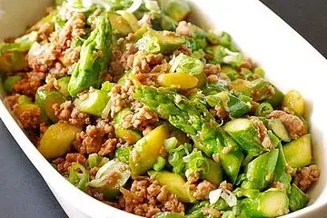 fruehlingspfanne-hack-und-gruener-spargel-als-grillgenuss-2148958348.webp