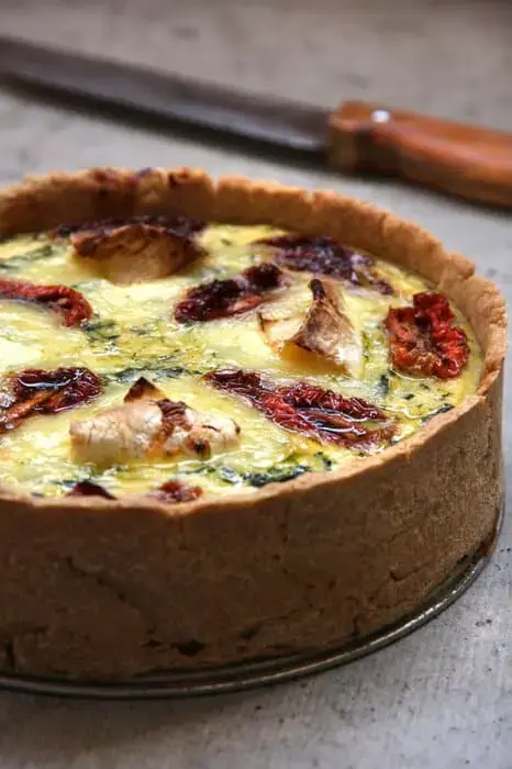 Spinatquiche-mit-Camembert-und-getrockneten-Tomaten-853x1280.webp