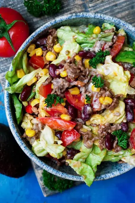 Mexikanischer-Salat-mit-Avocado-851215292.webp