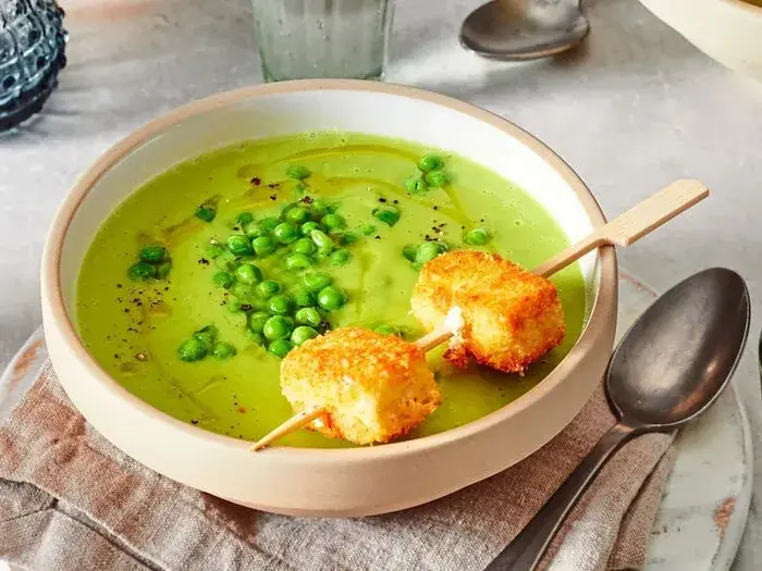 feine-erbsensuppe-mit-knusper-feta-f10912004-kochen-und-geniessen-08-2023_id_aa94e71d_b_lecke...webp