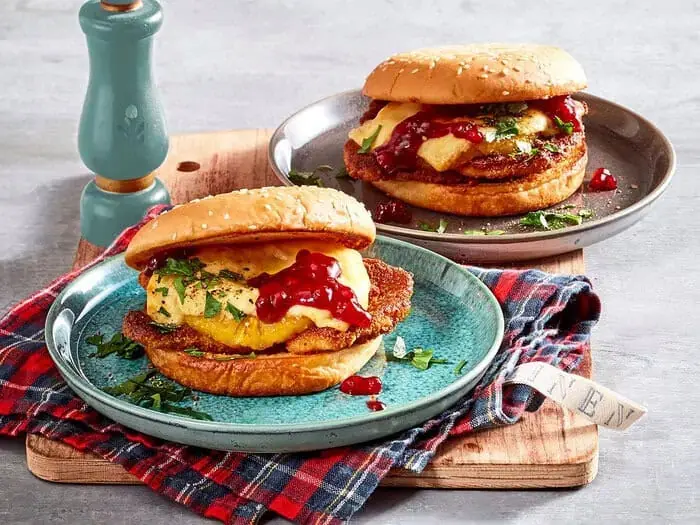 hawaii-burger-mit-schinken-und-kaese-f9820901-kochen-und-geniessen-08-2023_id_49521217_b_leck...webp