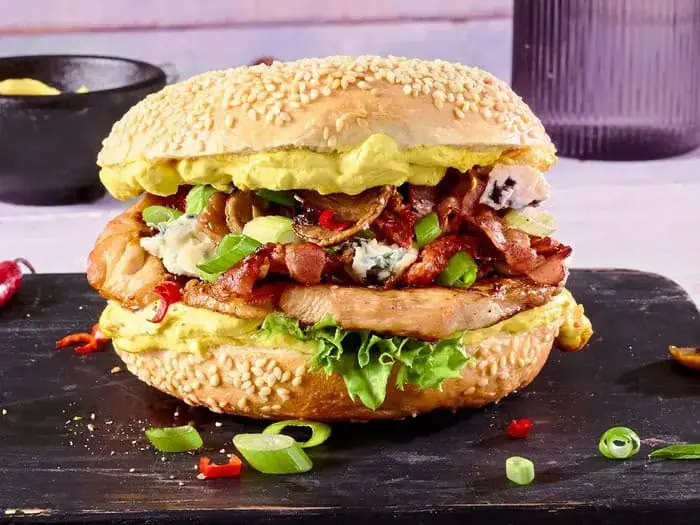 lady-burger-mit-putensteak-f10926202-kochen-und-geniessen-03-2023_id_aa1e009b_b_lecker_w_980_...webp