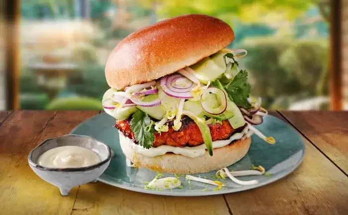 72dpi_ThaiCurryHaehnchenBurger_1050x650px_sRGB.webp