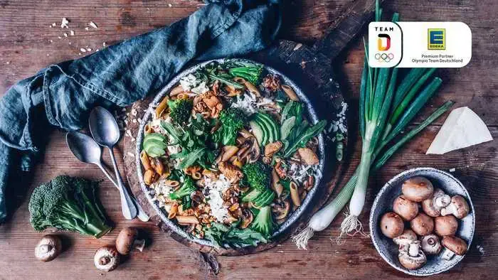 REZ_EDEKA-Pasta-mit-BBQ-Haehnchen-und-Gemuese-Rezept-I-P-mit-Logo-279190160.webp