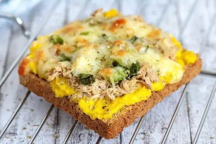 toast_mit_maiscreme_thunfisch_fruehlingszwiebeln_ueberbacken_mit_mozzarella.webp