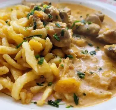 Schnitzeltopf-mit-Spaetzle.jpg.webp