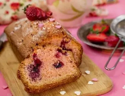 Rosaroter-Erdbeerkuchen.jpg.webp