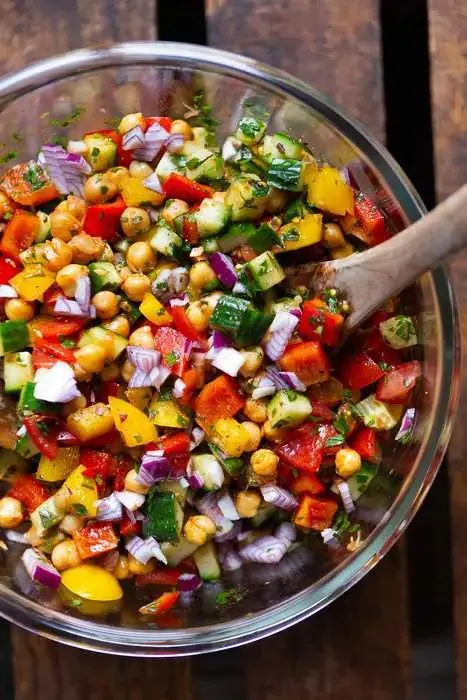 Mediterraner-Kichererbsen-Meal-Prep-Salat-1.webp