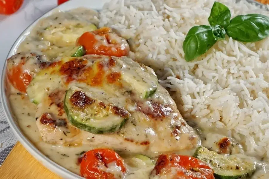 haehnchenbrust-ueberbacken-tomate-kaese.webp
