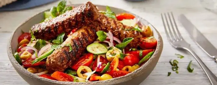 cevapcici-mit-griechischem-salat-und-hirtenkaesedip-349086-4226104145.webp
