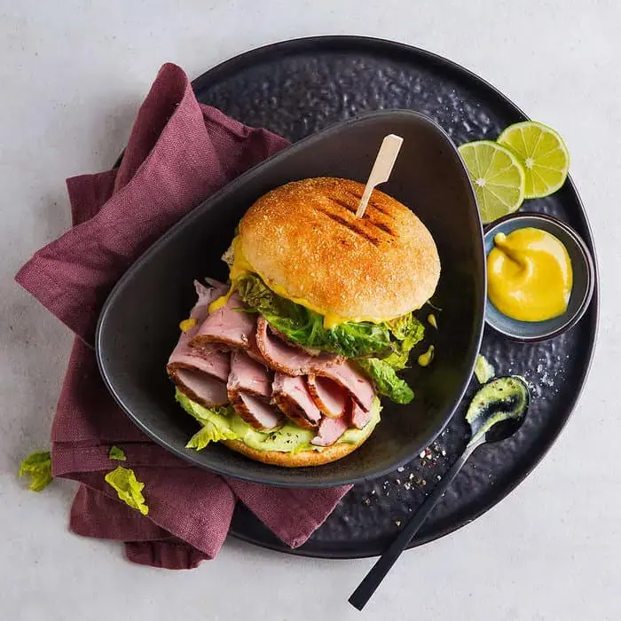 recipe6902989_schweinebratenburger-honig-senf-marinade-romana-salat-avocado-creme-fra-S7wgVb5...webp