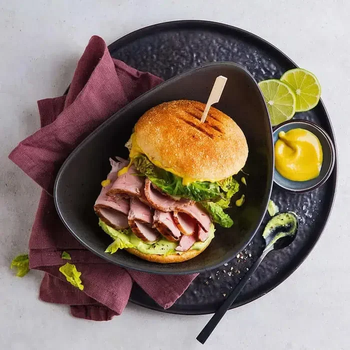 recipe6902989_schweinebratenburger-honig-senf-marinade-romana-salat-avocado-creme-fra-S7wgVb5...webp