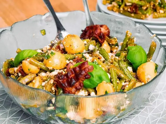 bohnensalat-mit-speck-und-feta-005-lrc.webp