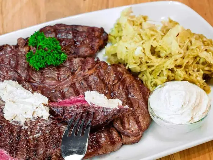 steak-vom-grill-mit-sauerkrautsalat-und-wuerziger-sesambutter-008-lrc.webp