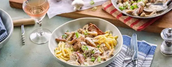 geschnetzeltes-in-rahm-mit-champignons-und-spaetzle-134246.webp