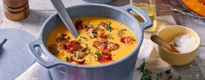 cremige-kartoffel-kuerbissuppe-mit-champignons-und-speck-146210.webp