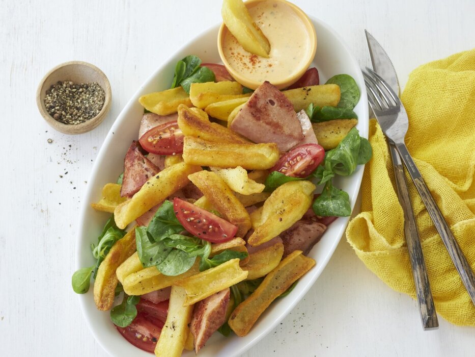 bayrische-pommes-mit-leberkaese-und-obatzda-dip@2x.jpg