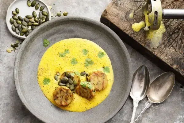 Curry-Kürbisschaumsuppe mit gebratenen Serviettenknödel.webp