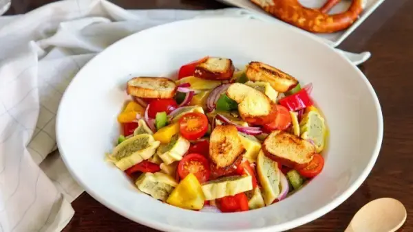 Bunter Maultaschensalat mit Brezel-Croûtons_.webp