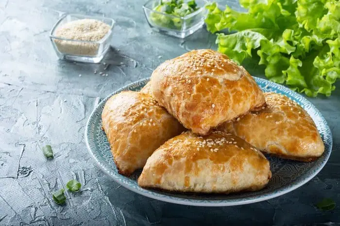 Samosa-Teigtaschen-mit-Haehnchen-und-Zwiebeln.webp