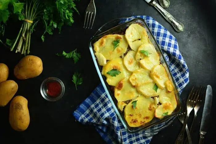 Kartoffelauflauf-mit-Hackfleisch-Zwiebeln-und-Knoblauch.webp