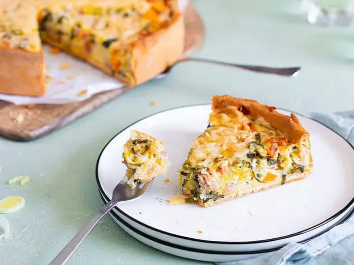 quiche-mit-schinken-und-gemuese-3223765589.webp