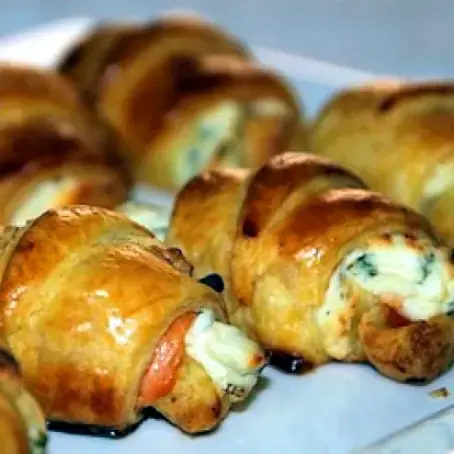 mini-croissants-mit-lachs-und-frischkase.webp