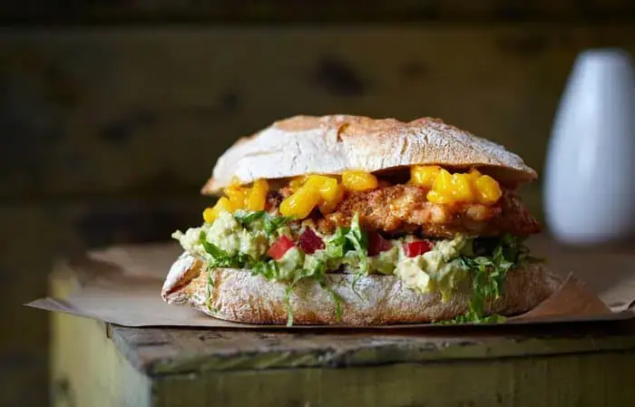 chicken-burger-mit-mangosalsa-und-guacamole,id=8f75cfd6,b=lecker,w=1100,rm=sk-2171698698.webp