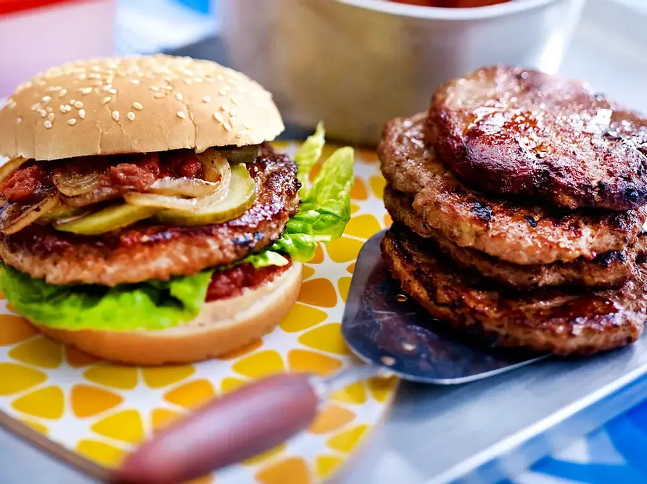 xxl-burger-mit-sundried-tomato-sauce,id=00f8df0d,b=lecker,w=980,rm=sk.webp