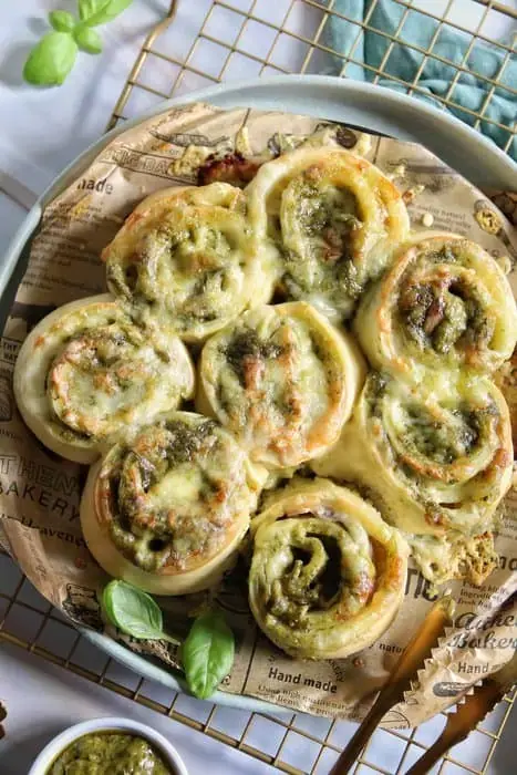 Pesto-Mozzarella-Schnecken-1.webp