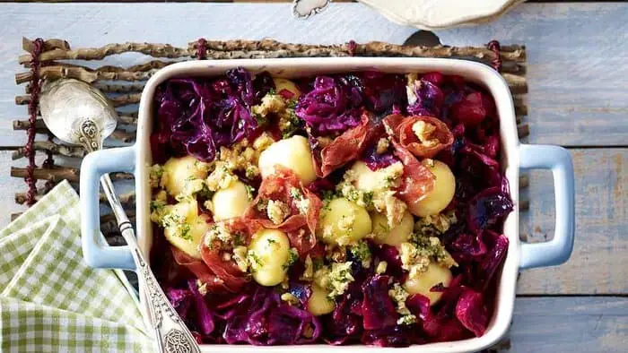 rotkohl-knodel-wurst-auflauf,id=6630fa40,b=lecker,w=850,ca=0,28.92,100,71.08,rm=sk-3832436109.webp
