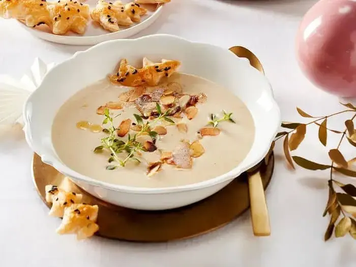 kartoffel-mandel-suppe-mit-blatterteigbaumchen_id_e9359dfc_b_lecker_w_980_rm_sk.webp