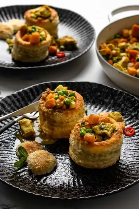 Haehnchen-Curry-Fuellung-fuer-Koeniginpasteten-Rezept-3-of-4.webp