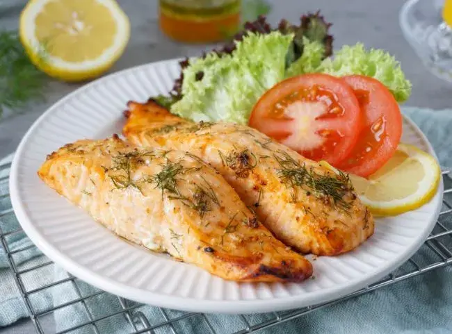 knuspriger-lachs-heissluftfritteuse.webp