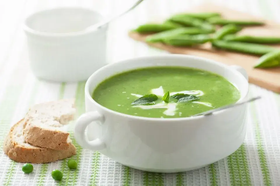 fabios-kochschule-schnelle-erbsensuppe-mit-minze-und-joghurt-adobestock-57985256-olga-miltsova.webp