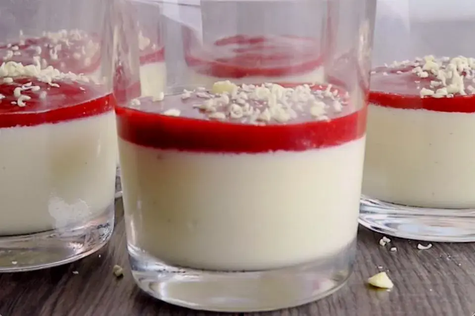 showheroes-erdbeer-panna-cotta.webp