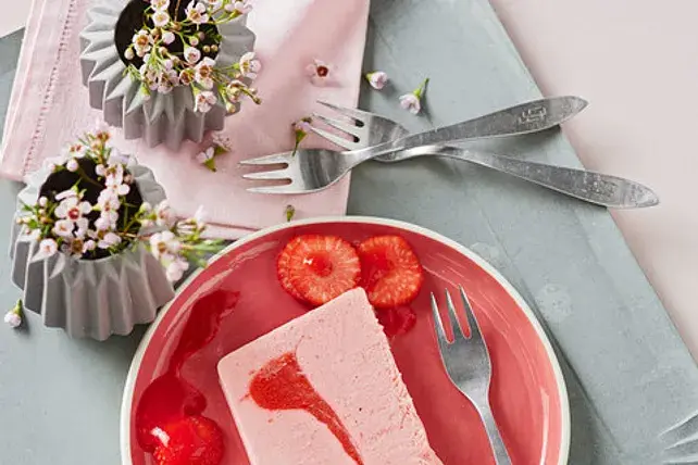 erdbeer-parfait-mit-fruchtmark.webp