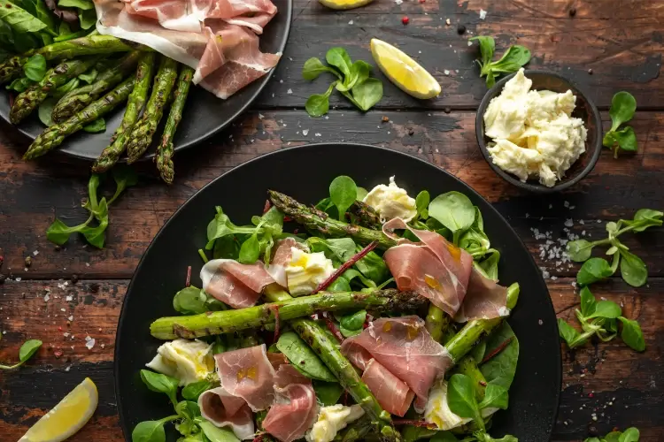 salat-mit-gegrilltem-spargel-parmaschinken-mozzarellakaese-und-gruenem-gemuese.webp salat-mit-gegrilltem-spargel-parmaschinken-mozzarellakaese-und-gruenem-gemuese.webp