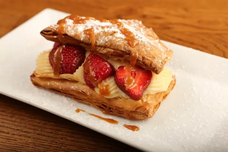 blatterteig-mit-sahne-und-erdbeeren.webp