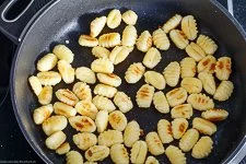 Ablauf-Gnocchi-Auflauf-mit-Hackfleisch-und-Lauch-2.webp