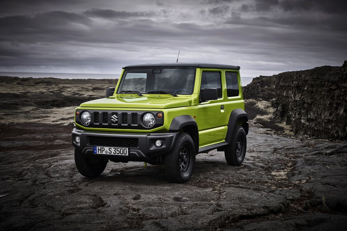 Der Jimny war beliebt, bis er als Nutzfahrzeug eingestuft wurde. Das ist übrigens passiert, damit er die CO2-Bilanz von Suzuki weniger belastet.